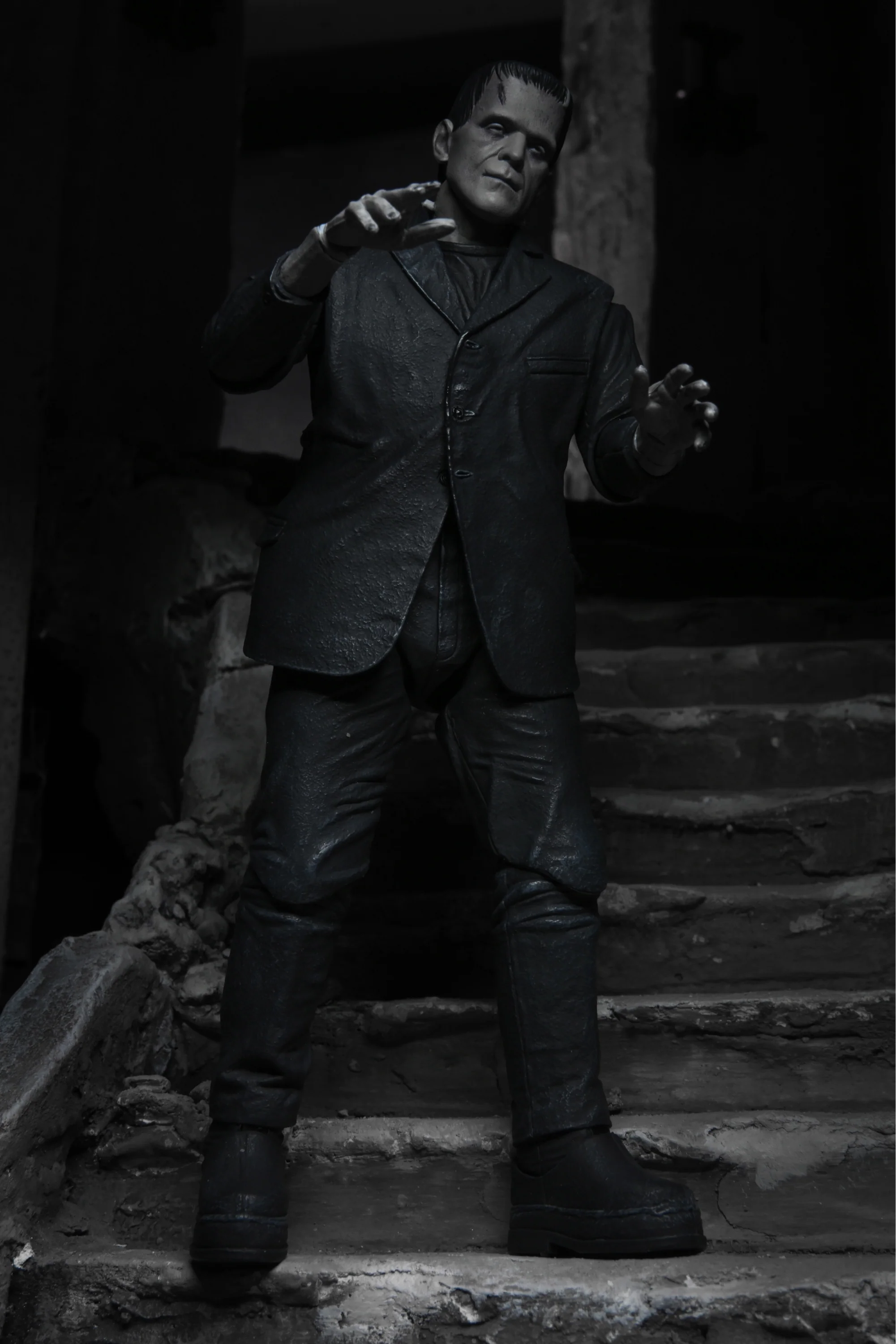UNIVERSAL MONSTERS - 7IN SCALE ACTION FIGURE - ULTIMATE FRANKENSTEIN'S MONSTER (B&W) NECA - Image 2
